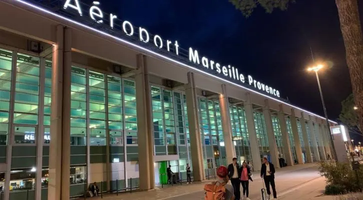 Das Terminal des Flughafens Marseille Provence bei Nacht