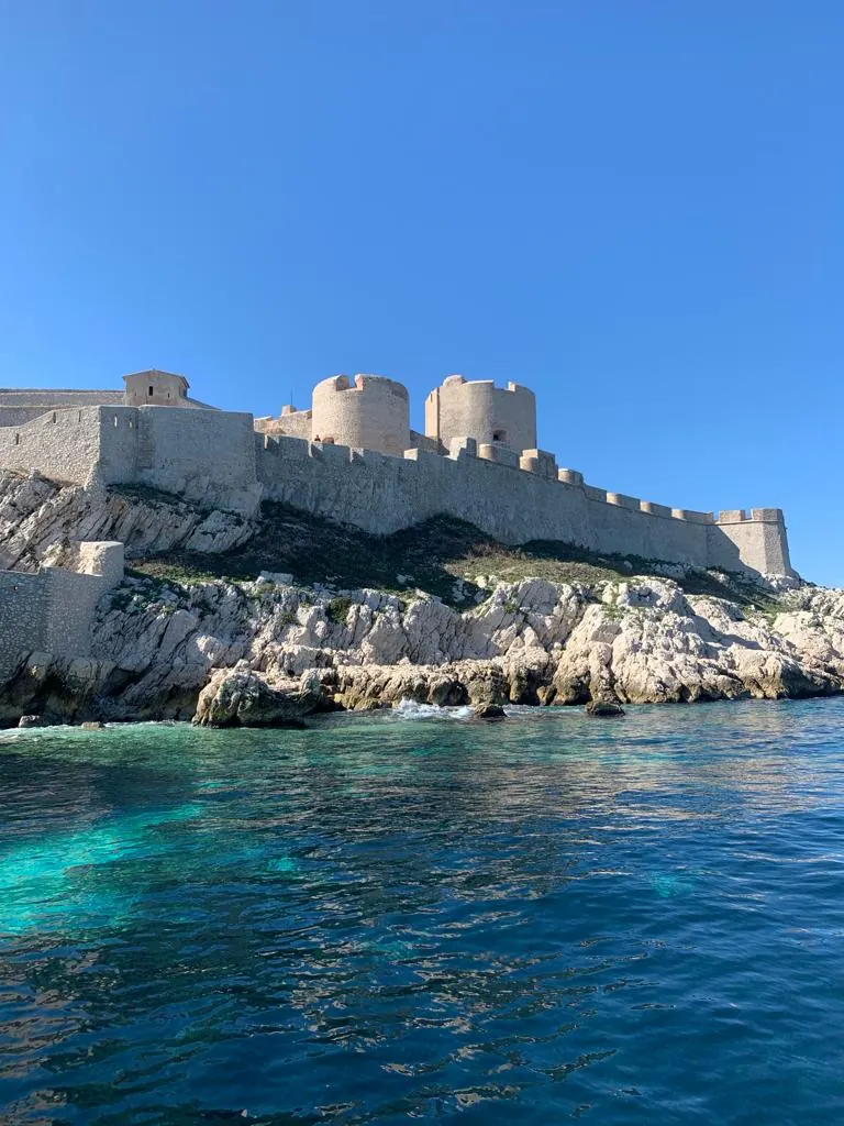 Die Festung Château d’If auf ihrer Insel, davor türkisfarbenes Wasser