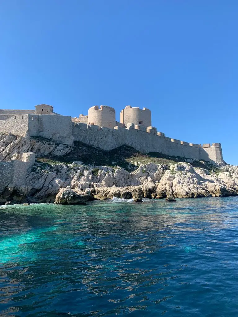 Das Château d’If vom Boot aus, türkisfarbenes Wasser im Vordergrund