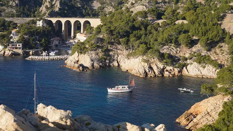Côte Bleue, a calanque under the railway viaduct