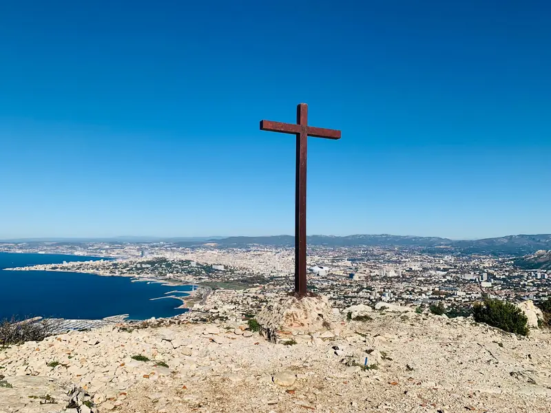 Ein Kreuz auf den Hügeln über Marseille, darunter die Bucht