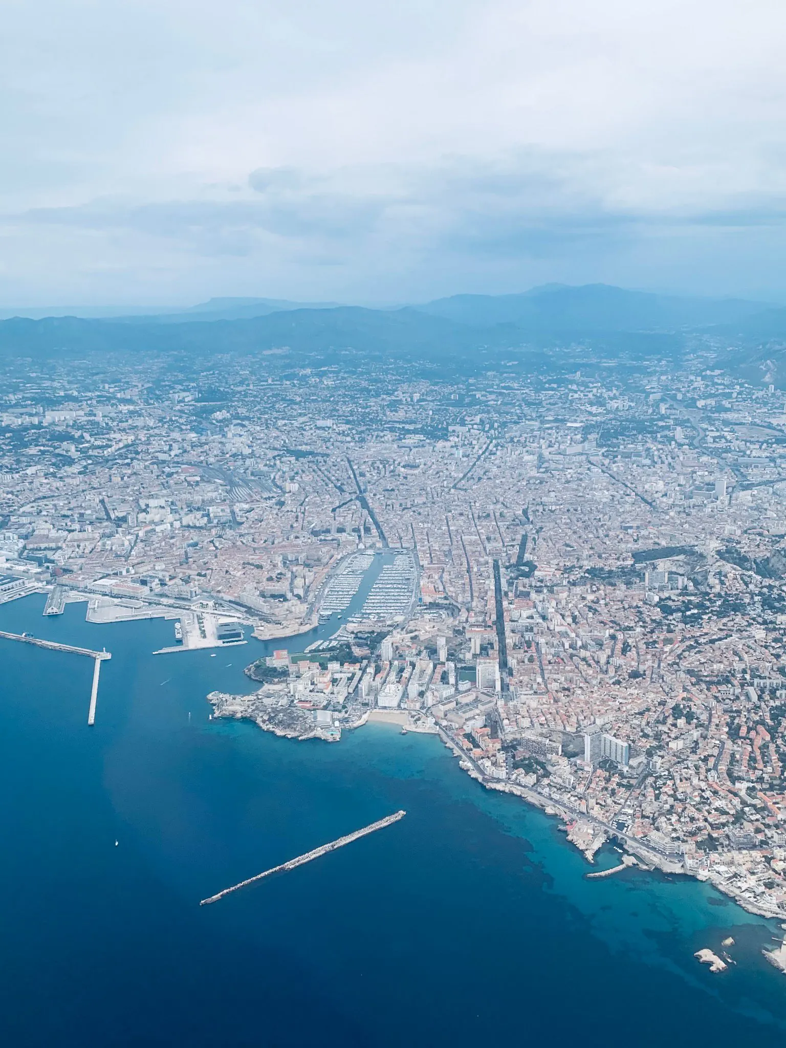 Marseille aus der Luft: Vieux-Port, die Docks der Joliette und die Küste Richtung Flughafen