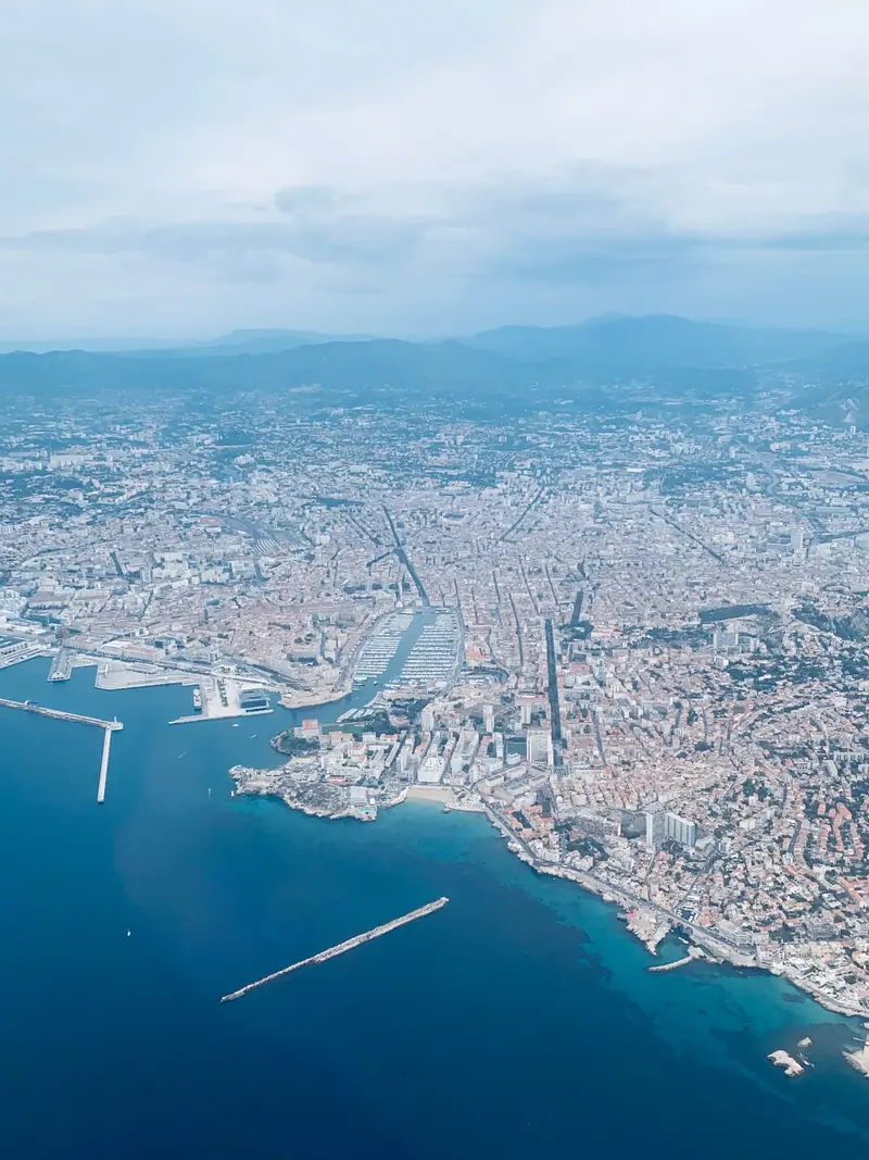 Marseille aus der Luft: Vieux-Port, die Docks der Joliette und die Küste Richtung Flughafen