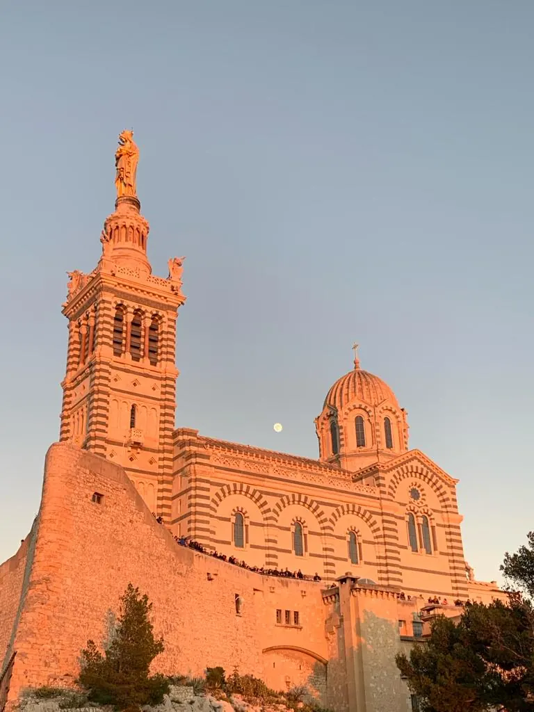Die Basilika Notre-Dame de la Garde im Abendlicht