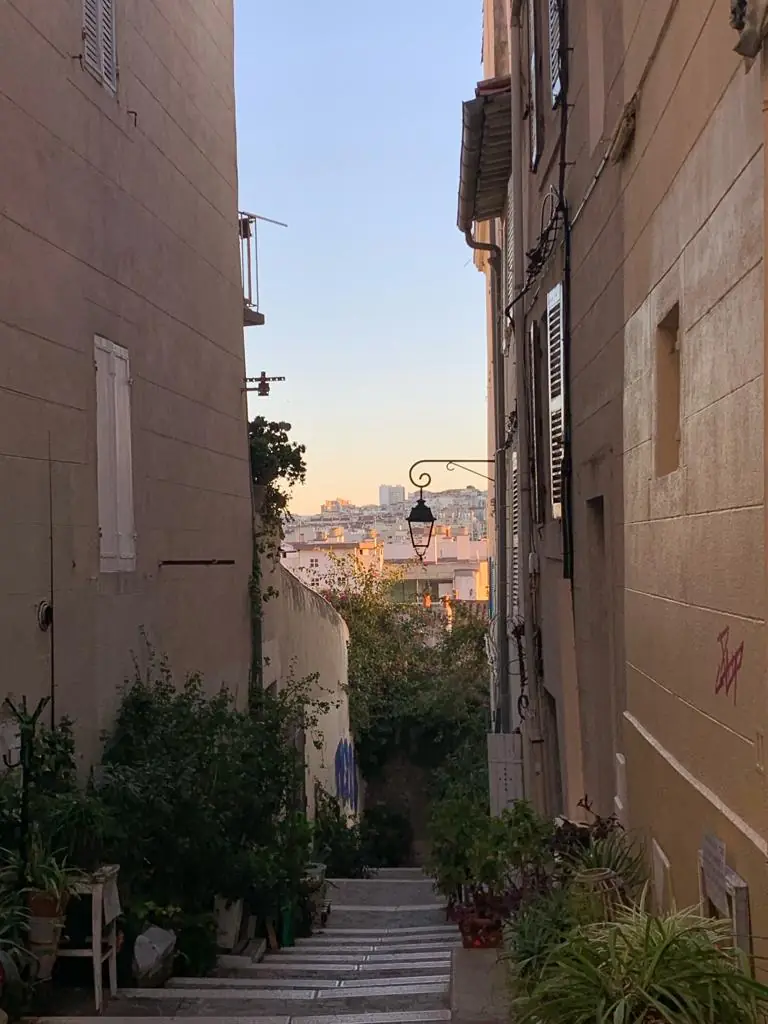 Eine enge Gasse im Panier mit Pflanzen und Treppen