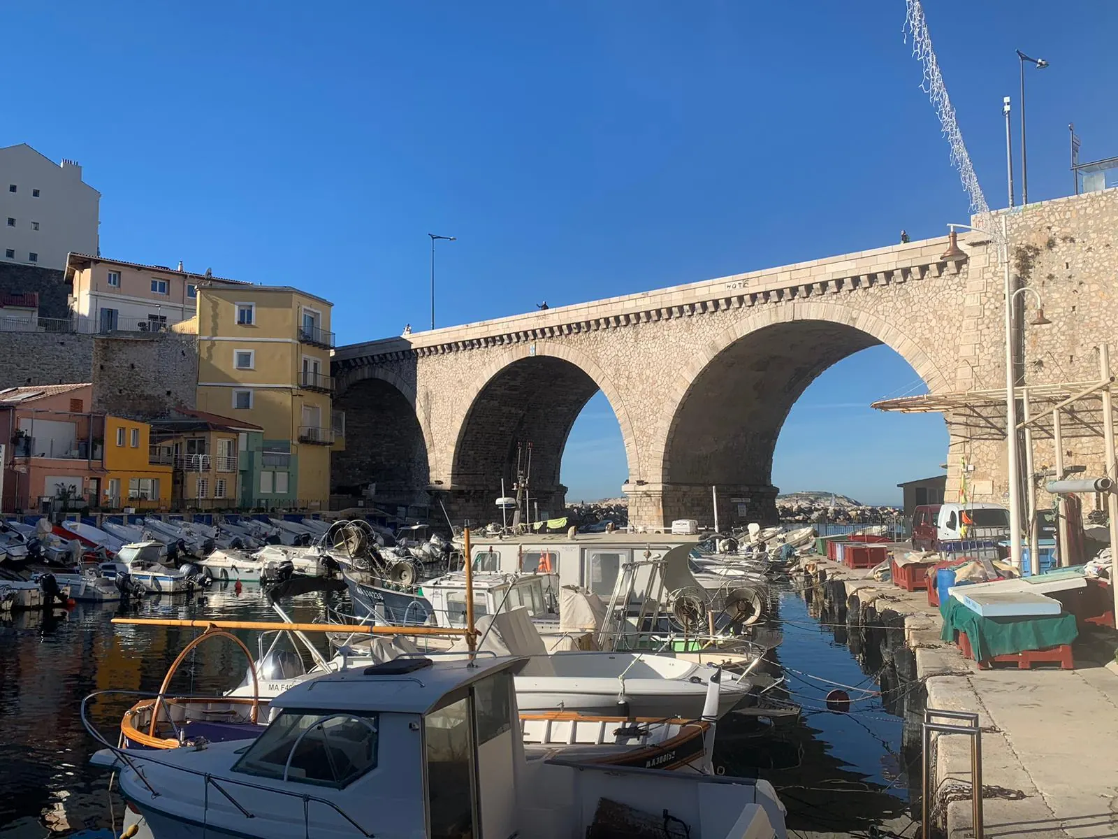 Fischerboote im Vallon des Auffes unter dem Steinviadukt