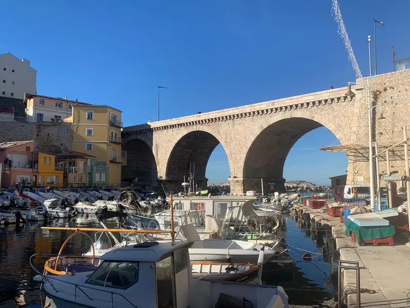 Fischerboote unter dem Steinviadukt des Vallon des Auffes