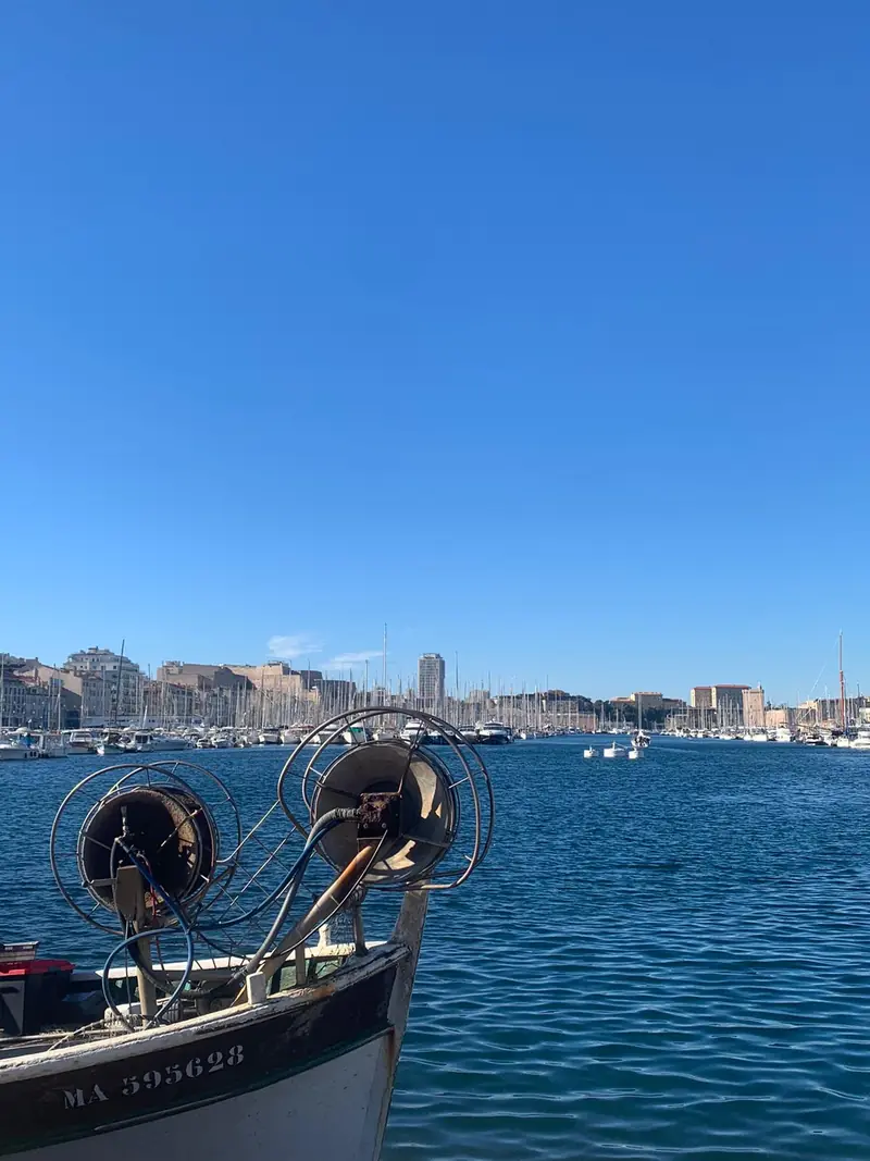 Der Vieux-Port vom Deck eines traditionellen Pointu-Boots, dahinter die Skyline der Stadt