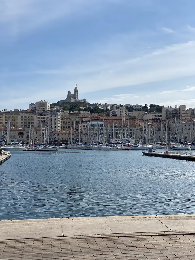 Der Vieux-Port von Marseille mit Segelbooten und Notre-Dame de la Garde auf dem Hügel