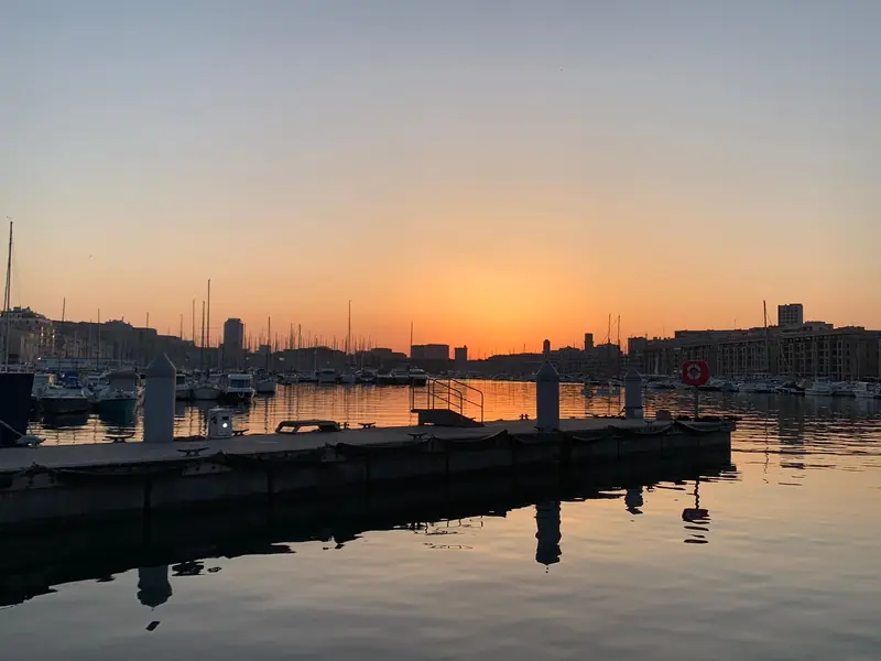 Sonnenuntergang über dem Vieux-Port, Boote als Silhouetten vor orangefarbenem Himmel